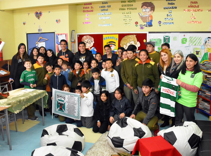 JUGADORES ALBIVERDES VISITARON ESCUELA MUNICIPAL LABRANZA